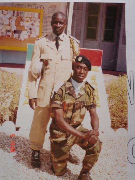 moi et un jeune � l'occasion de pr�sentation de leur drapeau de l'�cole