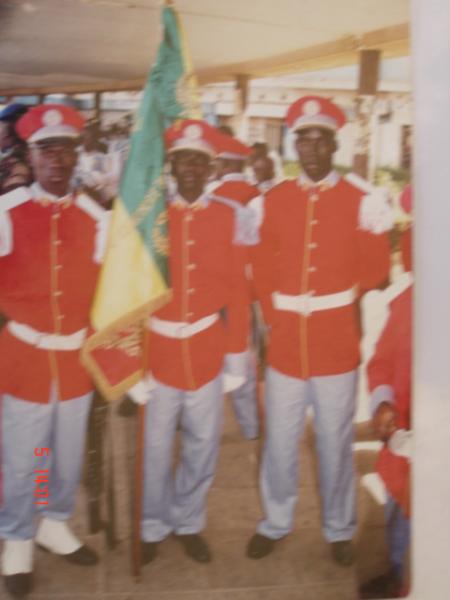 moi en 1i�re ann�e avec le drapeauau jour du d�fil� le 04 Avril 2005